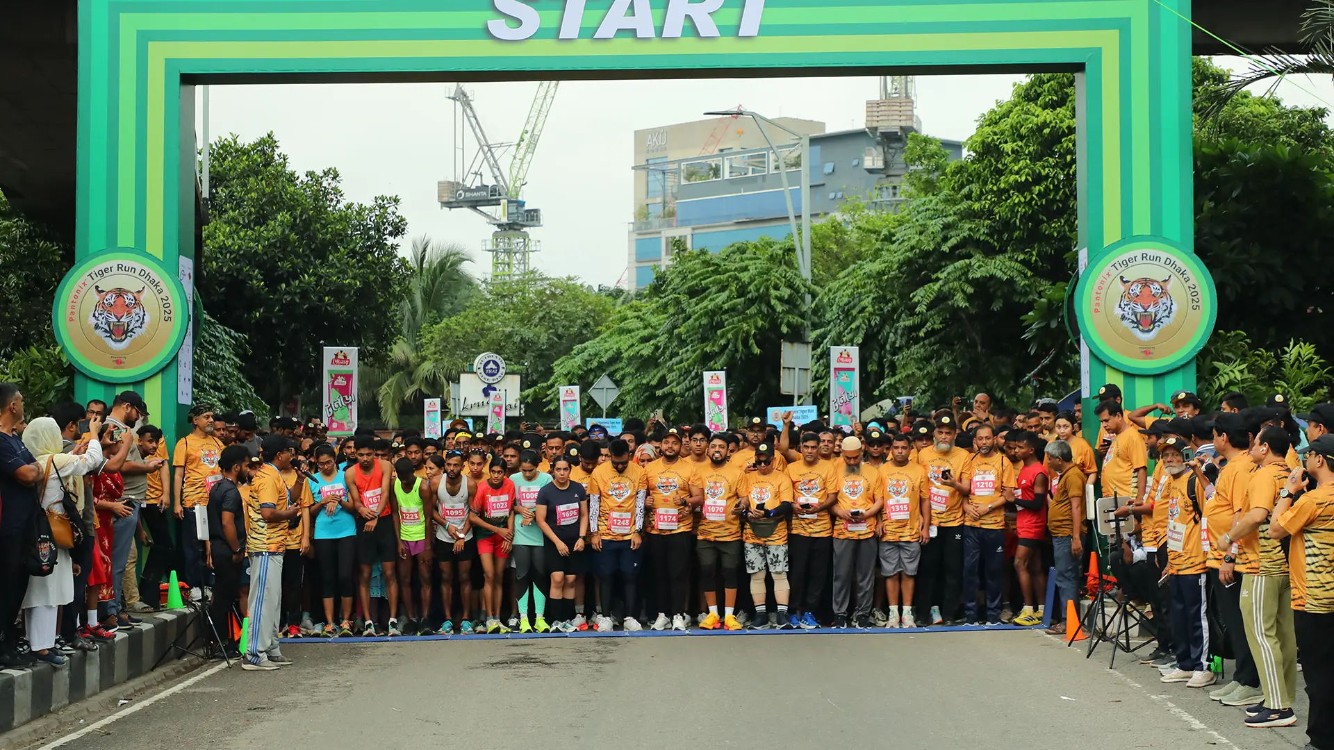 Marathon crowd running - Slide 1