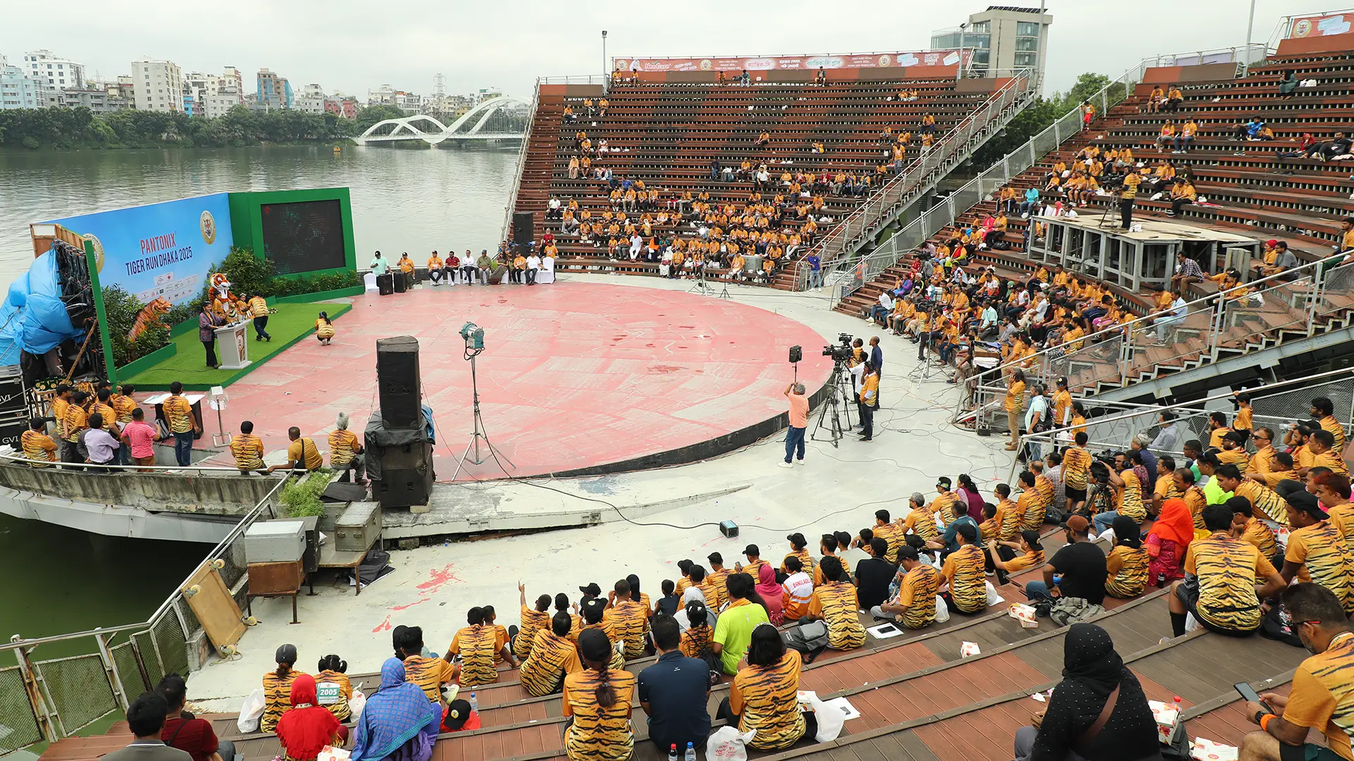 Marathon crowd running - Slide 3